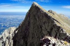 Monte Camicia (Parco Naz. Del Gran sasso) e mare Adriatico sullo sfondo.


Fotocamera Pentax Z20, Tamron 28/200, diapositiva da 100 ISO, digitalizzata con scanner Hp 4470C.
