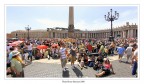 Sono circa le 11,20 in Piazza San Pietro nonostante il gran caldo