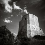 Rocca di Radicofani
(specchiata dx/sx che mi piaceva di pi)

e se questo fosse stato un negativo... mi sarebbe piaciuto stamparlo.
:)