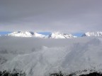 Come un sipario la nebbia si apriva al cospetto delle montagne