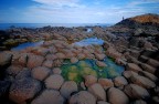 Giants Causeway: ammasso di scogli esagonali e quadrati, che sembrano scolpiti da mano umana e che si protraggono nel mare; la leggenda vuole che li abbia gettati in mare un gigante che doveva attraversare il mare fra lIrlanda e la Scozia per trovare lamore. Ma si deve essere arreso presto