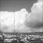 Sempre lo stesso rullo.

Antennona piantata sulla montagna di Roccasecca dei Volsci.
Il vento ululava sui cavi: un suono assai sinistro.