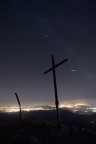 sempre dalle Alpi Apuane visto che apettavo l'alba all'addiaccio sul Monte Pania ho provato a fare un genere di foto che non avevo mai provato
esperienza molto divertente che mi ha fatto capire le difficolta' che incontrano gli specialisti del settore
350d sigma 10-20 cavalletto e tanto vento.........
commenti e critiche sempre graditi
un saluto
Paolo