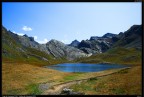 proseguendo lungo il Vallone de Lauzanier (o Vallone delle Marmotte) si giunge in poco pi di due ore di facile cammino a questi 2 laghi dove il paesaggio  gi autunnale
ciao