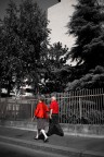 Foto scattata a Milano, in camera raw ho desaturato tutto tranne i rossi che essendo limitati ai vestiti della coppia sono rimasti l'unica nota di colore.

Commenti e consigli sempre graditi.