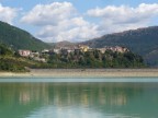 il Paese di Castel San Vincenzo con il lago omonimo, foto scattata con una compatta Panasonic