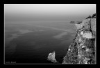 A Lampedusa, al tramonto tutti si ritrovano a punta Parise per godere di un magnifico tramonto. Un ragazzo ha scelto di osservarlo da solo seduto su un dirupo...