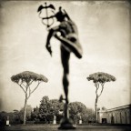Mercurio corre con il caduceo.
Villa Medici, Roma, ieri mattina.

dedicata al gruppo ''Romani'': troppo forti! :D