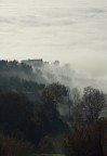 Veduta da una collina di pianura coperta di nebbia.