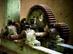 Vecchi ingranaggi (forse una pesa) in una fabbrica abbandonata