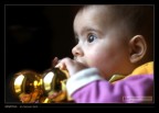 Il mio hobby preferito, non si finisce mai di fotografare le mille espressioni dei bambini.
Vi propongo 2 scatti fatti durante le operazioni di smontaggio addobbi natalizi, che a casa mia avvengono in netto ritardo rispetto alla media nazionale.

Commenti e critiche sempre bene accetti ....