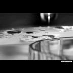 Un bicchiere, un disco di vetro, e acqua che sgocciola dal rubinetto... 

Canon 10D + 90-300mm.
1/20 sec.
f16
100 ISO
focale 90mm. (145mm. eq.)
flash