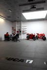 Uno scatto di contorno durante un'intervista, nella sede della casa bolognese a Borgo Panigale. sono uscito dalla porta per questa foto, di pi non mi ci stava.