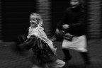 Panning involontario ad una bambina che scappa dove aver citofonato di nascosto...