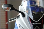 Una gitarella in una concessionaria di moto...