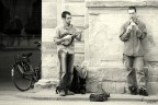 Bologna

Le ombre di un uomo e una donna che si abbracciano nel lieto contesto delle piacevoli note divulgate in Piazza del Nettuno da due bravissimi ragazzi suonatori.