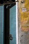 una porta socchiusa in un "caruggio" di Liguria