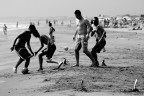 Ostia:
questi ragazzi si danno "battaglia" sulla sabbia. Una simpatica partita di calcio con infradito e ciabatte a fare da pali delle porte. Per divertirsi tra amici bastano poche cose ...