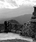 Castel Mola: un paesaggio fantastico nel quale si intravede anche l'Etna imbiancato. Una coppia si fotografa con quella meraviglia alle loro spalle.
Giro in bici nella Sicilia Orientale 28 aprile - 3 maggio '09