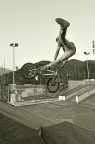 Altra immagine di Ramon, double tail whip sul bank al Groove Sk8park...