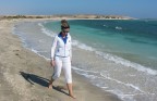 Foto scattata a mia moglie lungo il bagnasciuga su una spiaggetta isolata a sud di Marsa Alam, Mar Rosso, Egitto, lo scorso marzo.