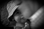 Palazzolo Acreide (Sr) - Sicilia; bambino che mendica davanti ad una chiesa