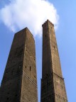 Sono le torri gemelle di Bologna. Catturando la nuvola si sono "trasformate" in ciminiere.