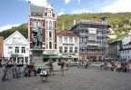 Bergen (Norvegia). 
Giovani di San Pietroburgo suonano "Un americano a Parigi" sotto la statua di Holberg (danese ma nato a Bergen).
Del pubblico, multietnico, le nazionalit non sono... note...