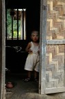 Bambino in una capanna in un villaggio in Birmania.