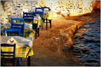 in un'isola greca, il piccolo ristorante in riva al mare, fa sentire lontani da tutto..