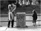 pomeriggio, passeggiata di domenica, il vecchio uomo e la piccola osservano il fiume.