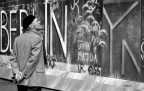 Piazza di Spagna  oggi sede di belle iniziative per celebrare i 20 anni della caduta del Muro di Berlino. Nella meravigliosa location romana  stato eretto un  multimediale MURO PERCEPITO, ideata da Tony Shargool di Media Picture International, con la stretta collaborazione di un team creativo di grande esperienza. Unopera di forte impatto visivo ed emozionale, caratterizzata dalla fedele ricostruzione di due segmenti di Muro e torrette militari, creando cos una fittizia barriera nel cuore di Roma.