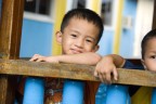 bambini alle case galleggianti di Sandakan bambini alle case galleggianti di Sandakan