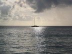 sembra ci sia una relazione tra la posizione della barca e la divisione del mare in due colori