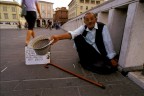zinghero sul ponte di Mezzo a Pisa