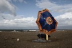 un pallone, un ombrellone e una doccia