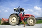 Immagine realizzata per il contest speciale del Primo Maggio.

Un ringraziamento speciale a mio suocero Italo che incarna perfettamente il tema proposto essendo un agricoltore da sempre (ieri), utilizza ovviamente gli strumenti odierni (oggi) 
ma sa comunicare anche con i mezzi telematici (domani)! 

Sono poi stato fortunato a trovare uno dei rari pomeriggi di sole di questo piovoso inverno e ad avere la colloborazione insperata del cagnolino di famiglia! :p

Voi che ne pensate? :)