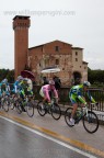 ...la maglia rosa Vincenzo Nibali e nello sfondo l'Arno e la Cittadella a Pisa