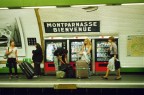 Un gruppo di passeggeri ad una fermata della metropolitana di Parigi
