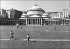 Napoli: Piazza del Plebiscito
Scansione da negativo Efke 50 sviluppato in Ultrafin plus
Mamiya 645 con 50 mm decentrabile
Meglio in full screen
