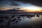 Dove porter il moletto? In mare o in qualsiasi altro posto fantastico? Quell'uomo solo, davanti al mare, al tramonto, sotto la pioggia come me, cosa penser? Respira l'odore del mare, guarda i colori,  felice,  disperato..........