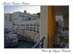 Sul terrazzo, tra l'interno di un bar e il mare Sul terrazzo, tra l'interno di un bar e il mare