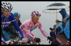 Giro d'Italia 2010. Salita delle svolte di Popoli (PE). Tempo infame e la maglia rosa ne s qualcosa.