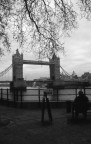 Londra - Uomo seduto su una panchina. Sullo sfondo il Tower Bridge