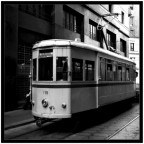 un vecchio tram per le vie di Milano