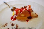 Cornucopia con gelato e salsa ai frutti di bosco Cornucopia con gelato e salsa ai frutti di bosco