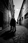 Due persone in un vicolo Due persone in un vicolo