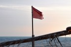bandiera rossa al tramonto bandiera rossa al tramonto