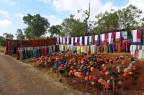 Un mercatino di stoffe e cappelli in Etiopia