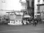 ...quante ore attese
all'ombra del chiosco,
a legger giornali fotoromanzi
e battute di spirito di cardinali.

Dietro l'ombra del telo spezzato,
si ricordo,
il profumo svaniva
e le tue labbra si condivano del mio sudore.

Non so quante sigarette,
ho scordato il conto dei caff.
Il sole ti ha ammazzata, 
e vai lontana, dietro l'angolo.

Era un'autunno, che importa? 
Ora, non lo ricordo pi...

[Pierangelo Dinardo, Foto/Testo].(Napoli / Piazza Dante)